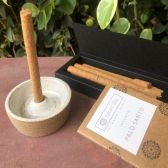 KIT ZEN VELA LINHA DESEJOS, FRESH TEA,PAZ E INCENSOS AROMA CEDRO & INCENSARIO BRANCO - BRIGHT SIDE